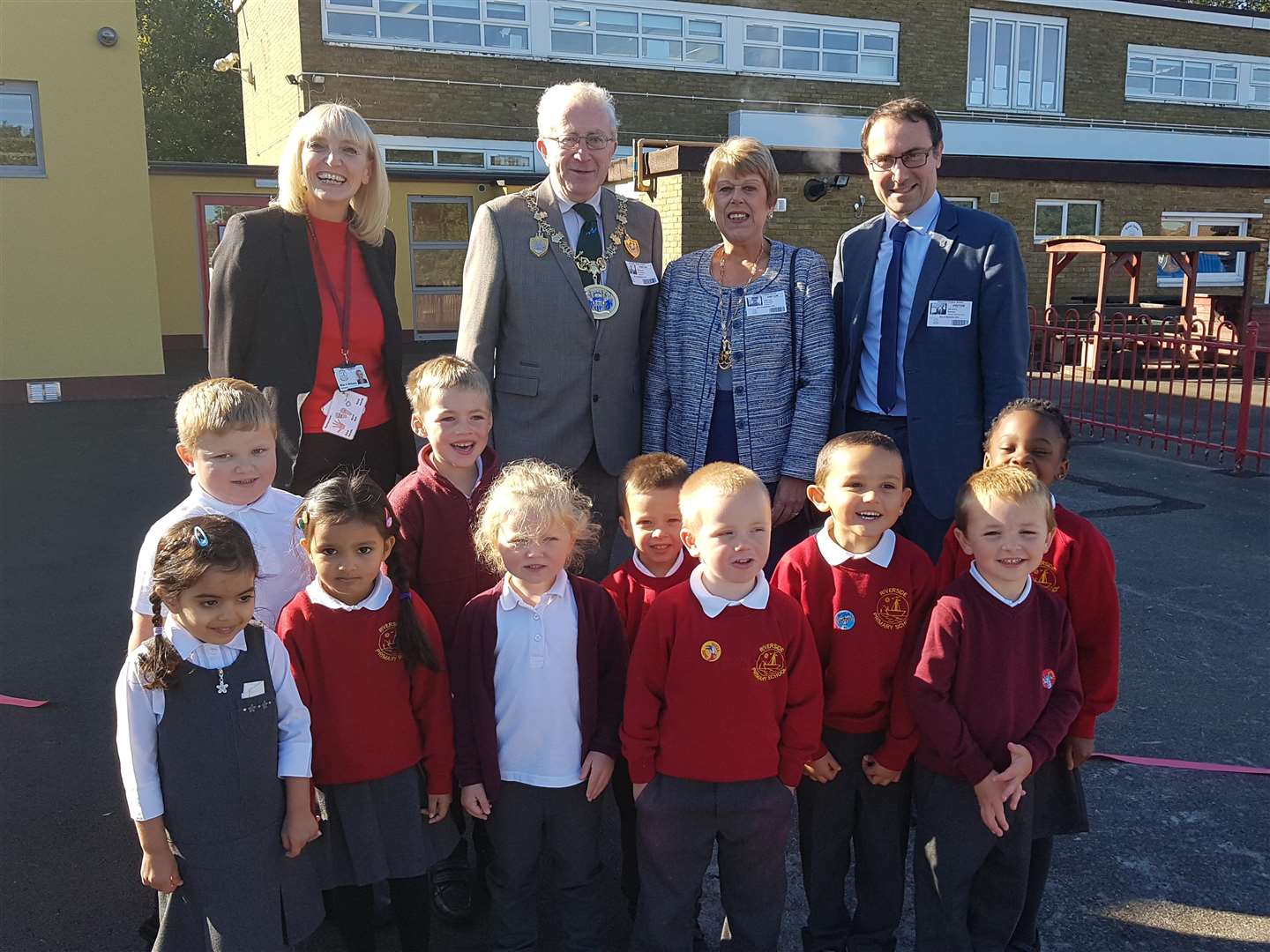 Headteacher Kim Wilmer, Mayor and Mayoress Cllrs Steve and Josie Isles, and chair of govenors Tim Scott with children from the reception class at Riverside Primary School (4349727)