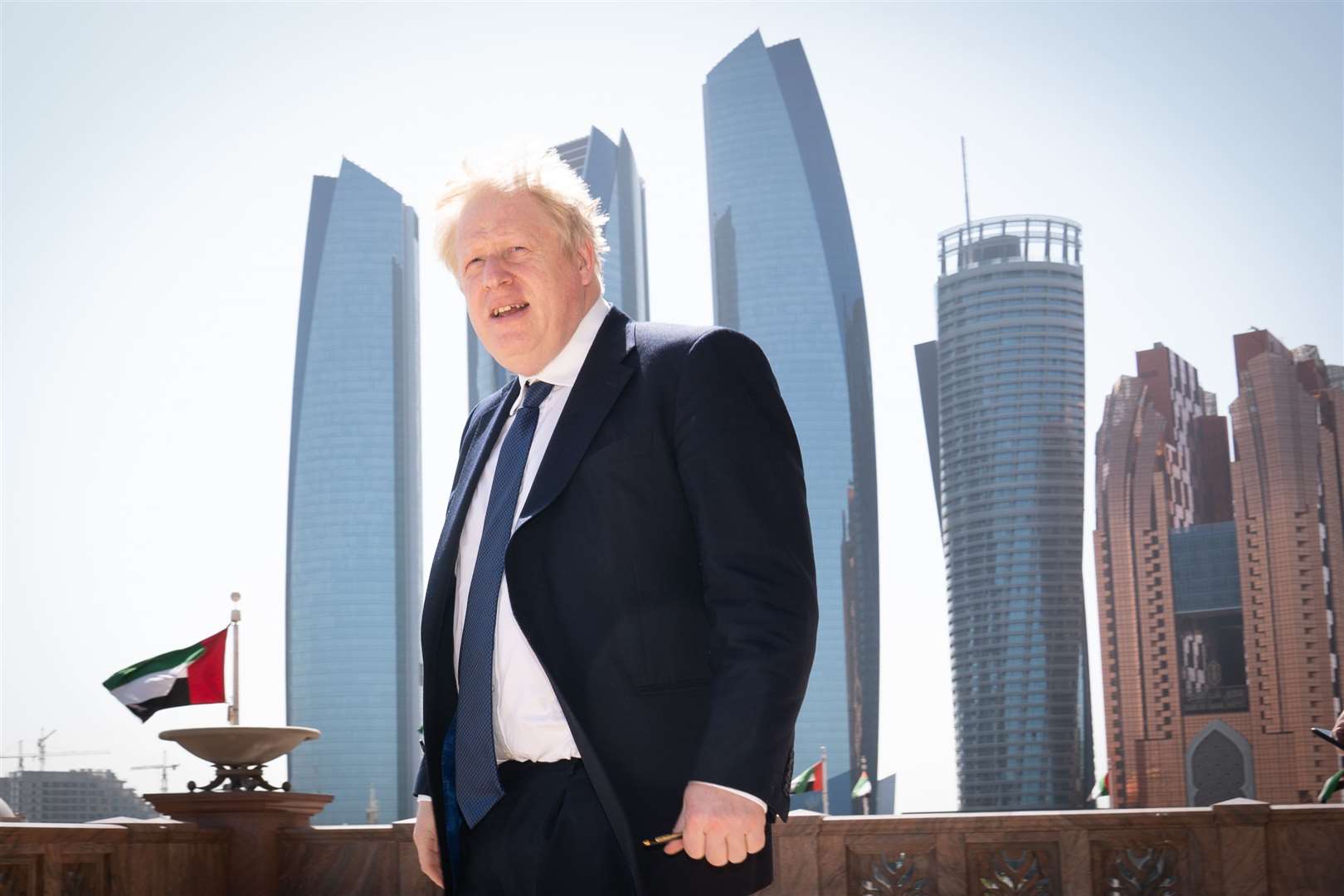 Le Premier ministre Boris Johnson arrive pour une interview médiatique à l'hôtel Emirates Palace à Abu Dhabi lors de sa visite aux Émirats arabes unis (Stefan Rousseau/PA)
