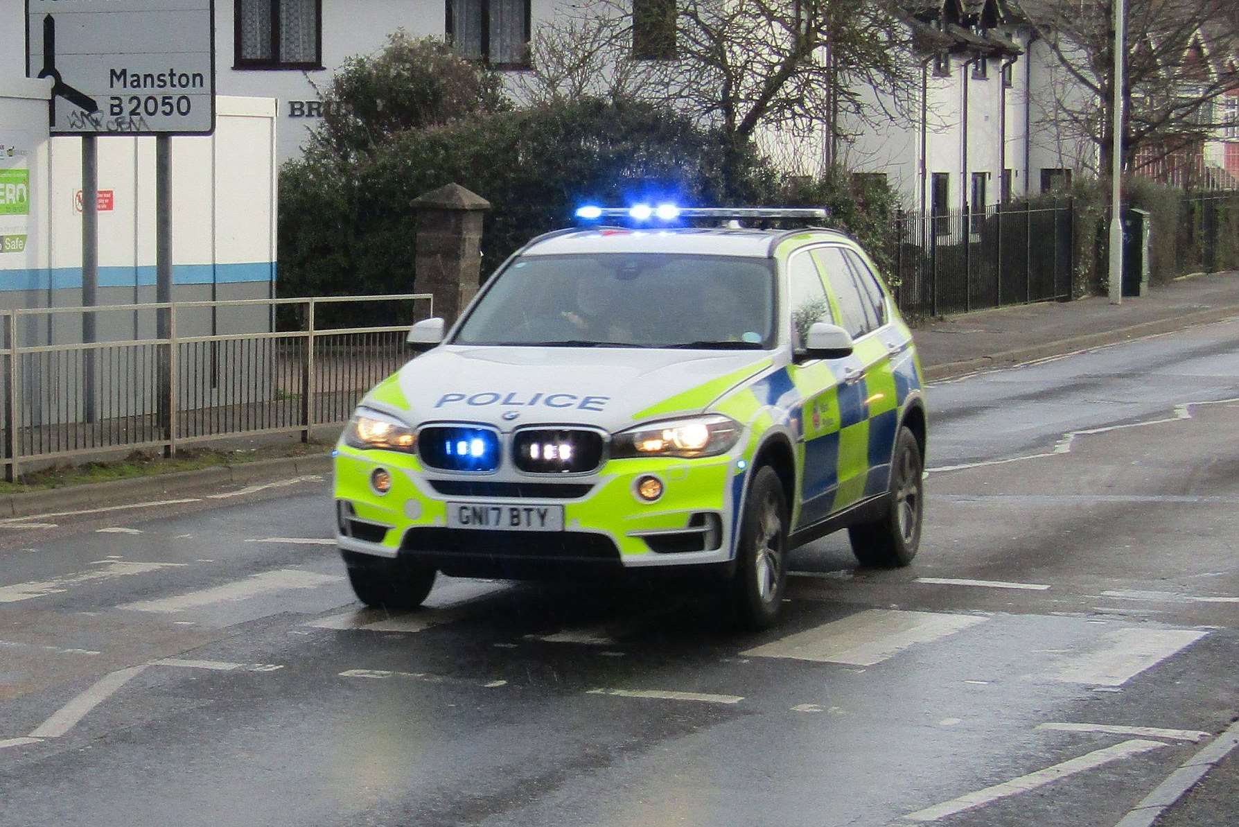 A firearms unit en route to the scene. Picture: Roger Greenaway.