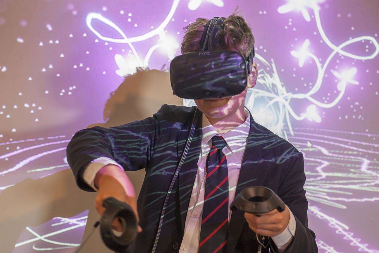 A student using the virtual reality technology