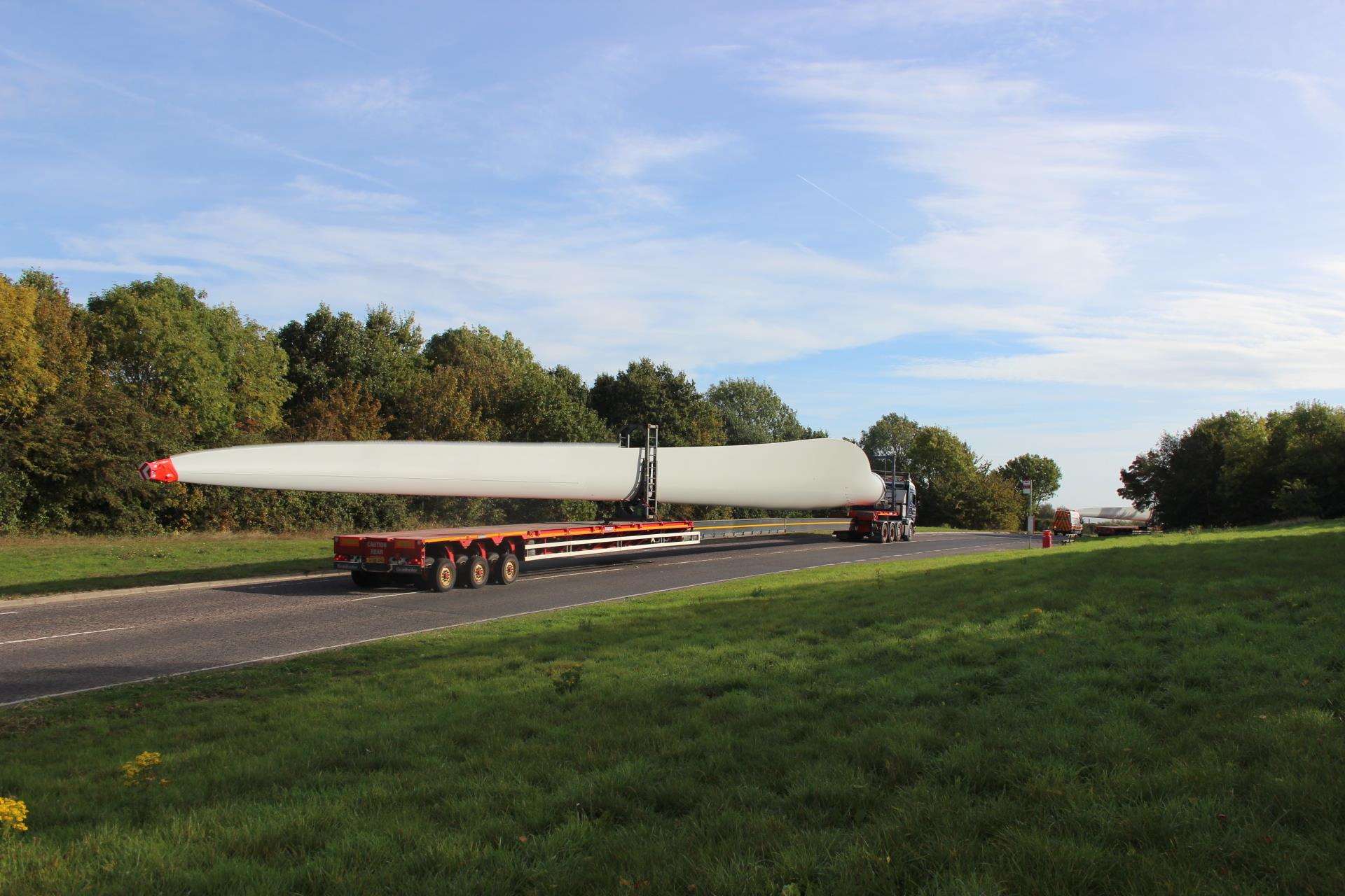 Turbine blade on its way to New Rides Farm, Eastchurch on the Isle of Sheppey (4761106)