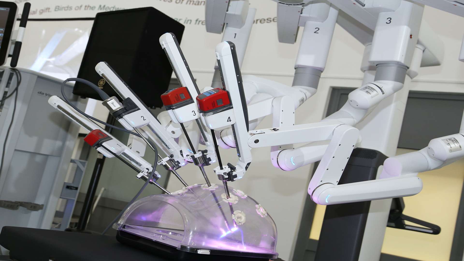 Рак простаты роботом. Робот da Vinci XI. Da Vinci робот-хирург XI. (Хирургическая система da Vinci XI is4000. Робот-хирург da Vinci. (2000).