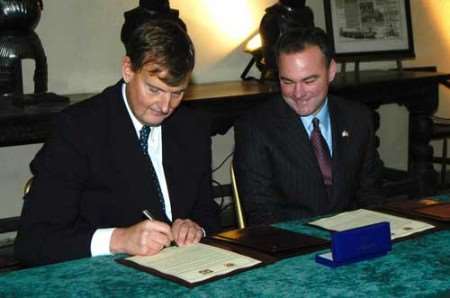 Paul Carter (left) and Tim Kaine sign the Memorandum of Understanding at Penshurst Place
