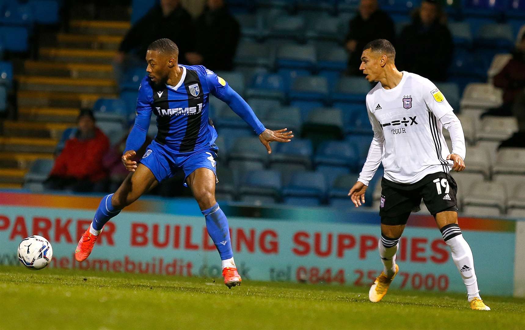 Gills defender Ryan Jackson gets to the ball first. Picture: Andy Jones