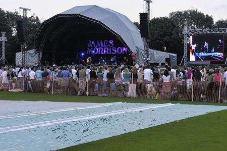 Crowds watch the Stars under the Stars concert