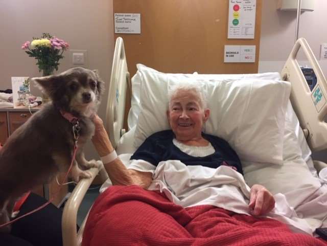 Mavis Torrance and her dog Pippin in the hospice (Marie Curie/PA)
