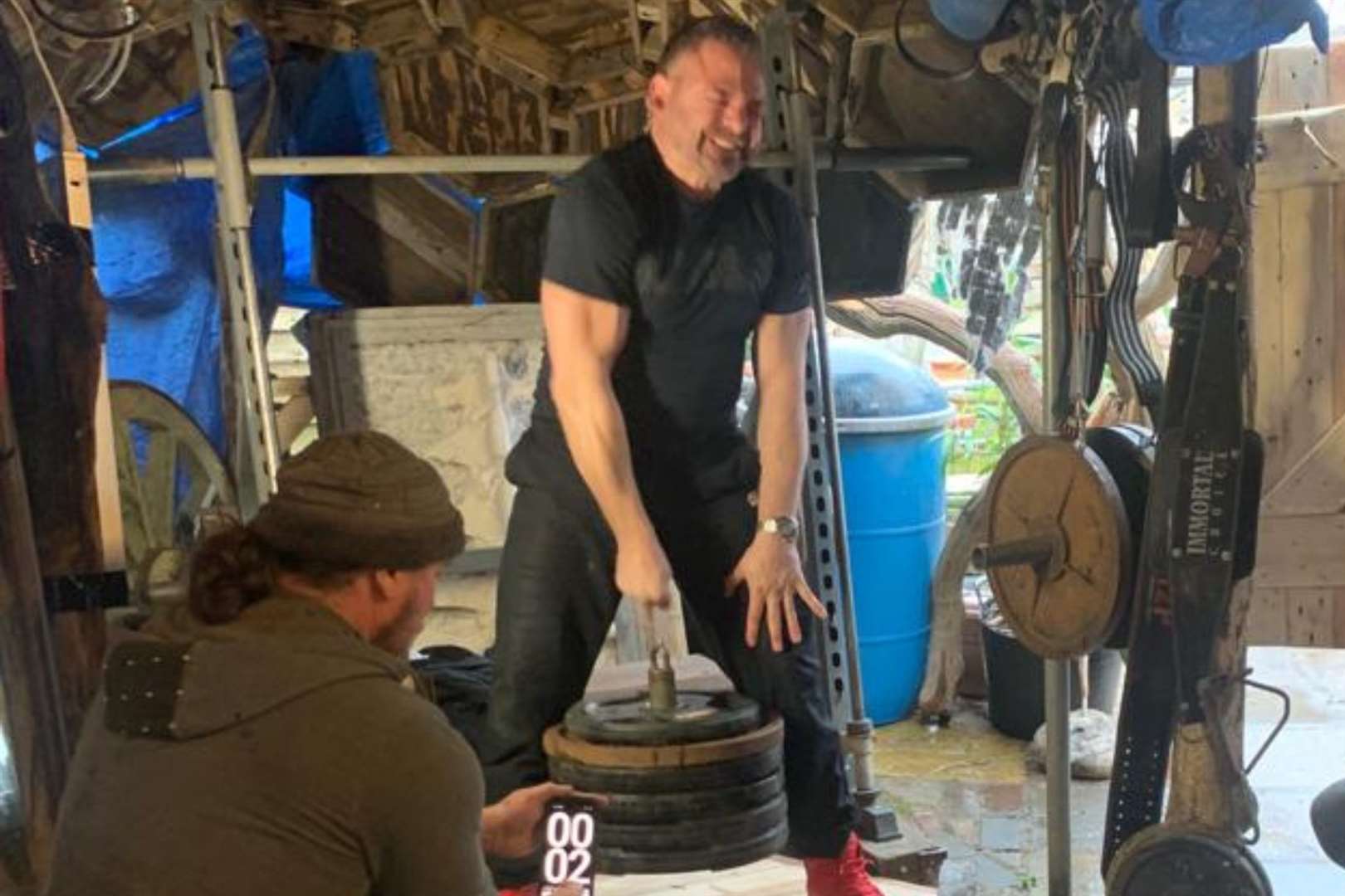 He managed to lift 129.5kg with just one finger