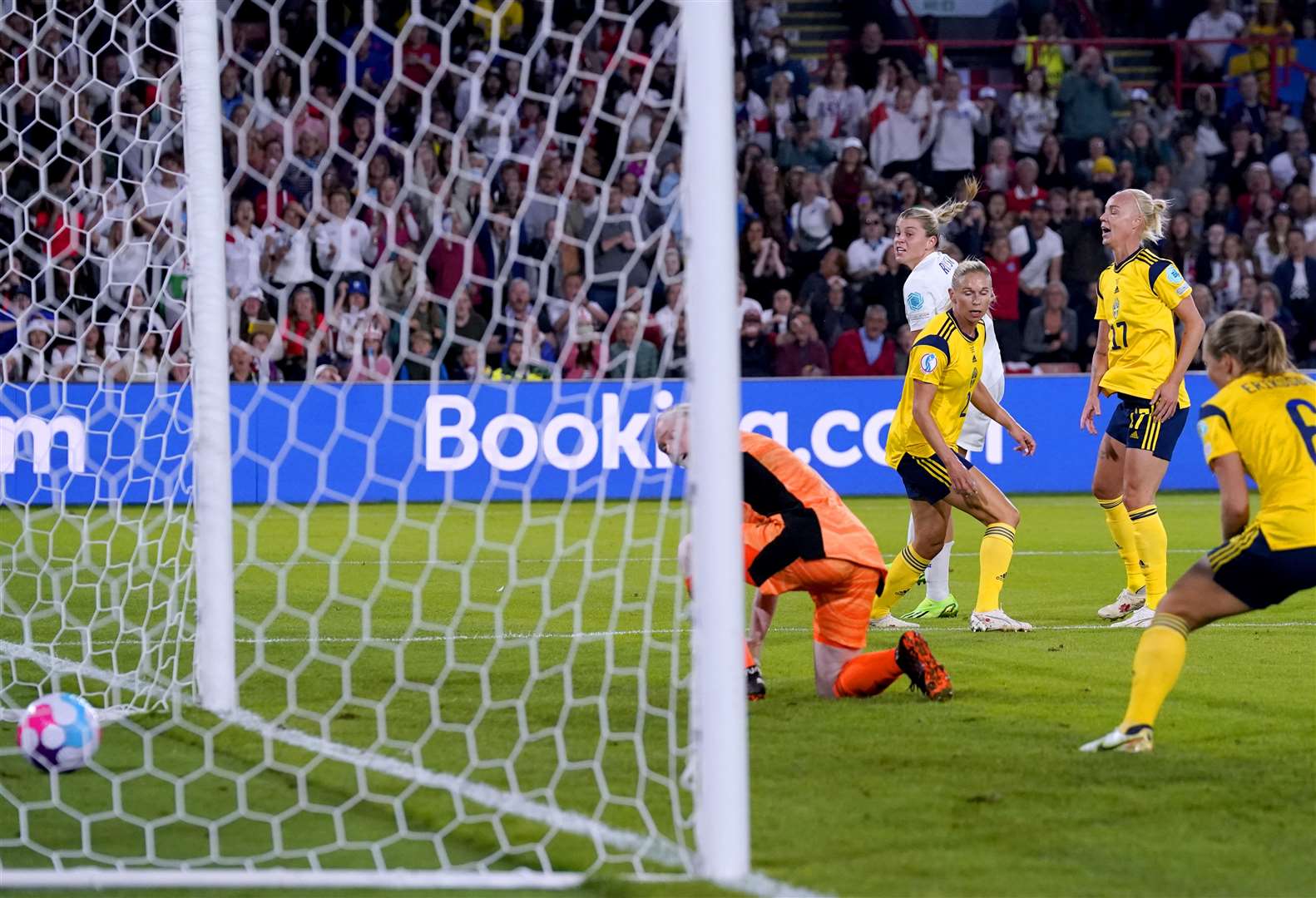 Englands Alessia Russo scorer sitt lags tredje mål i UEFA Women's Euro 2022 semifinale mot Sverige på Bramall Lane, Sheffield tirsdag.  Foto: PA/Danny Lawson