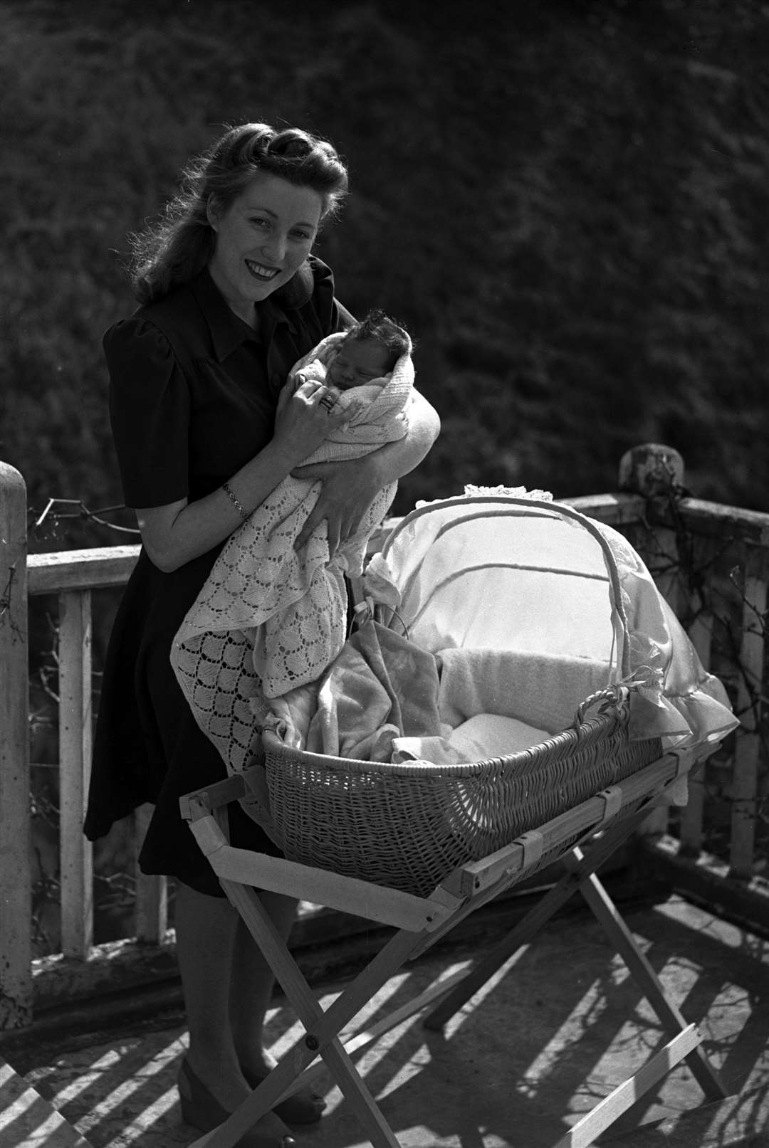 Vera Lynn with her baby in 1946 (PA)