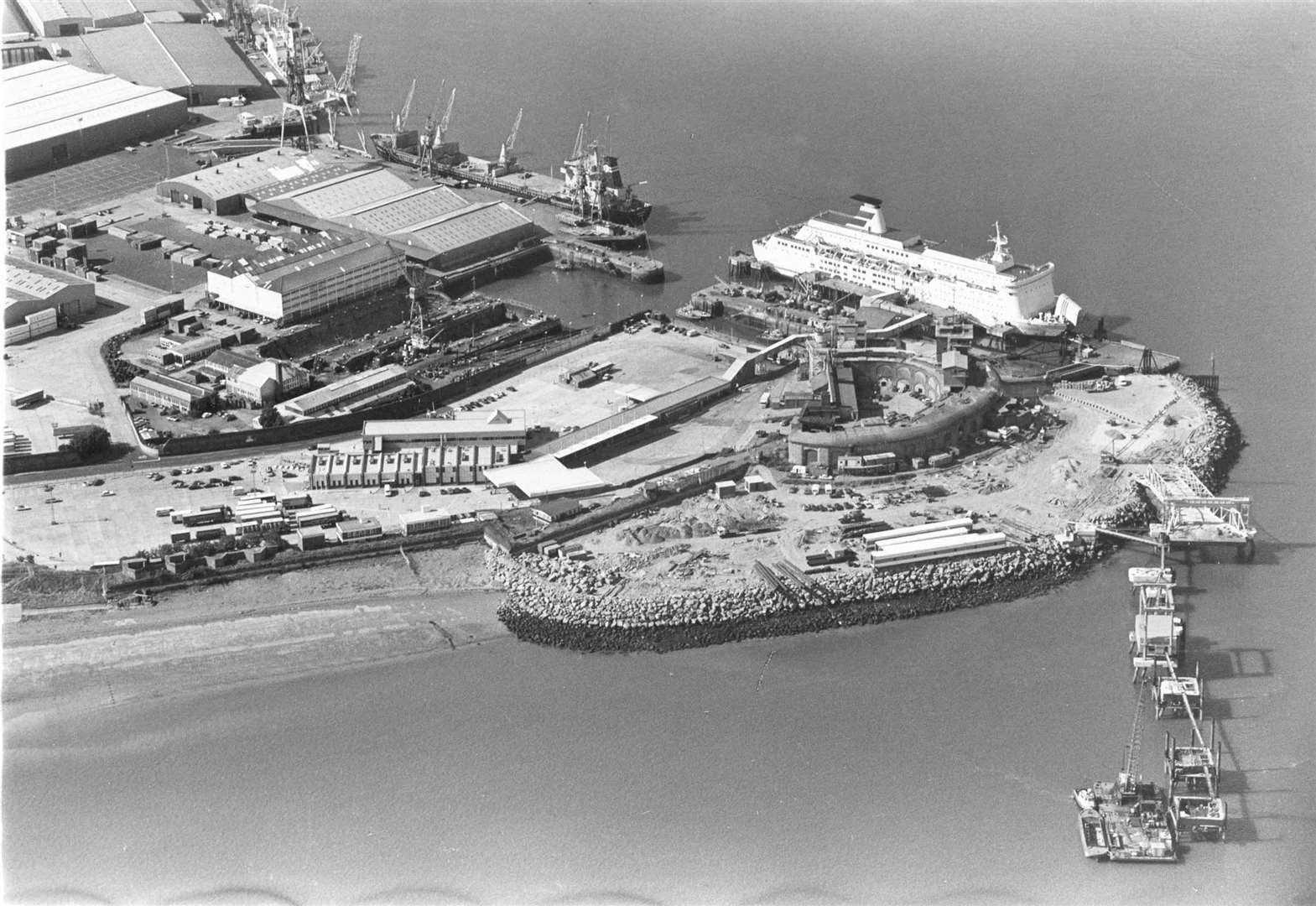 A busy Sheerness Docks in August 1989