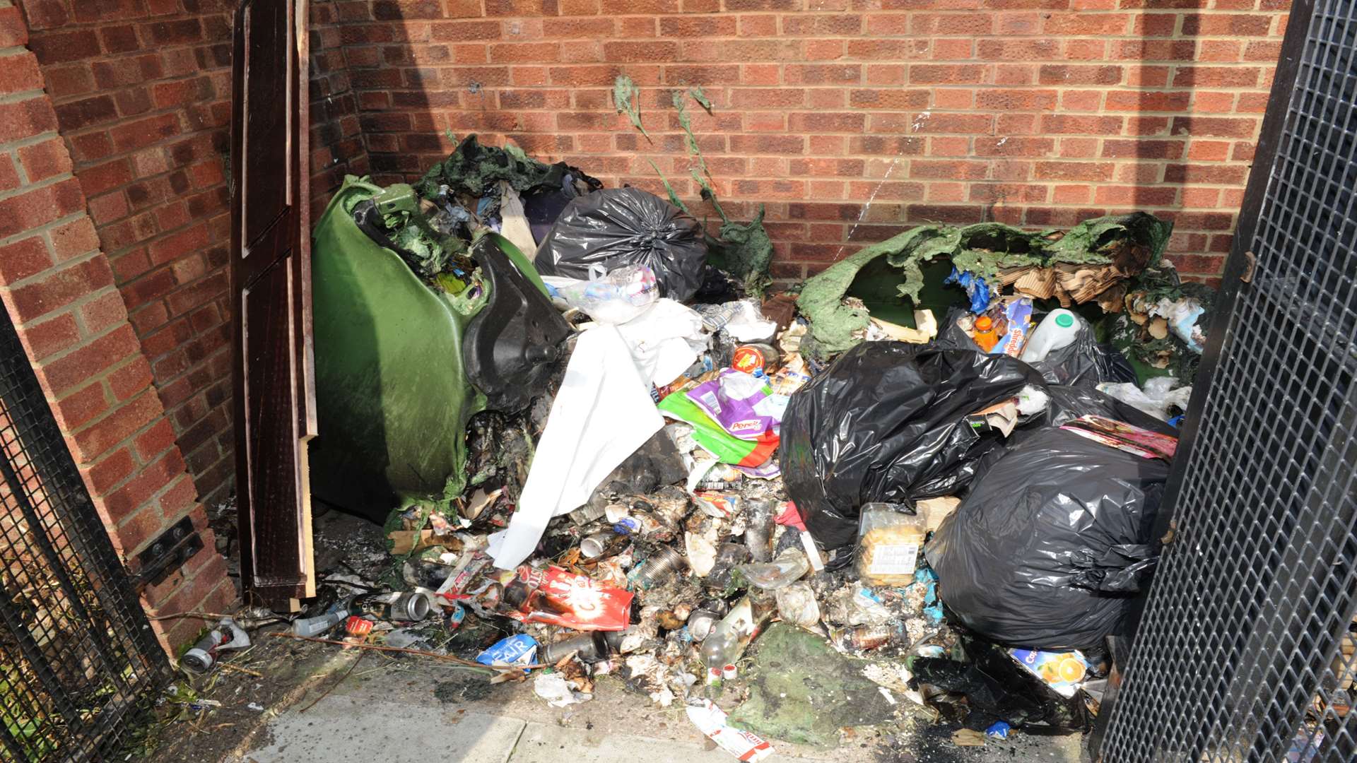 Rubbish left strewn in Butcher Walk, Swanscombe