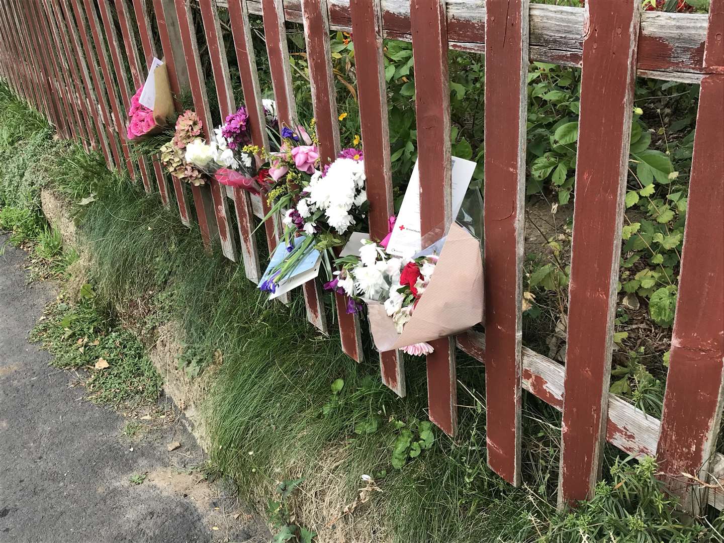 Floral tributes left in memory of Margaret and Sharon Harris (4546072)