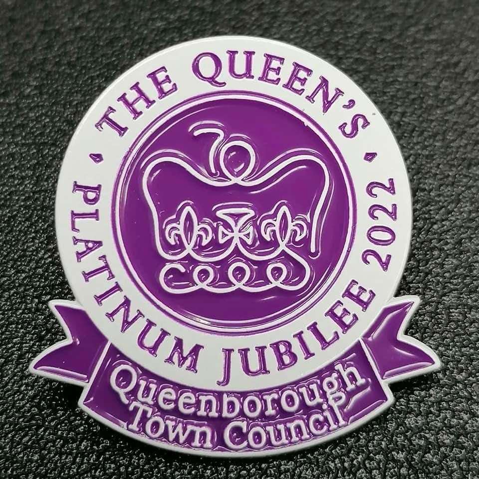Queenborough Town Council pin badge to commemorate the Queen's Platinum Jubilee