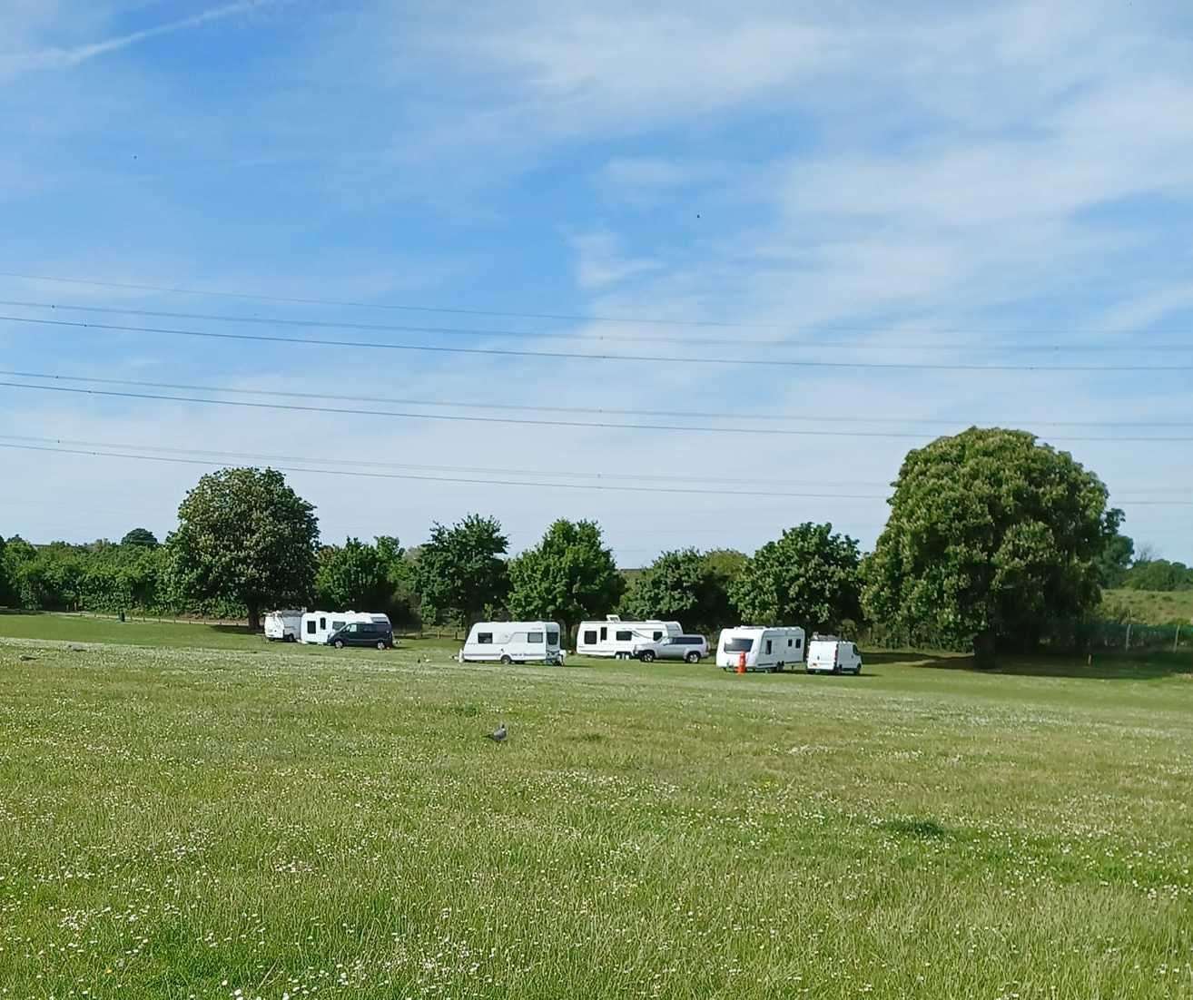 A traveller encampment has been spotted on Stone Recreation Ground just hours after one was ordered to move from Dartford Heath.