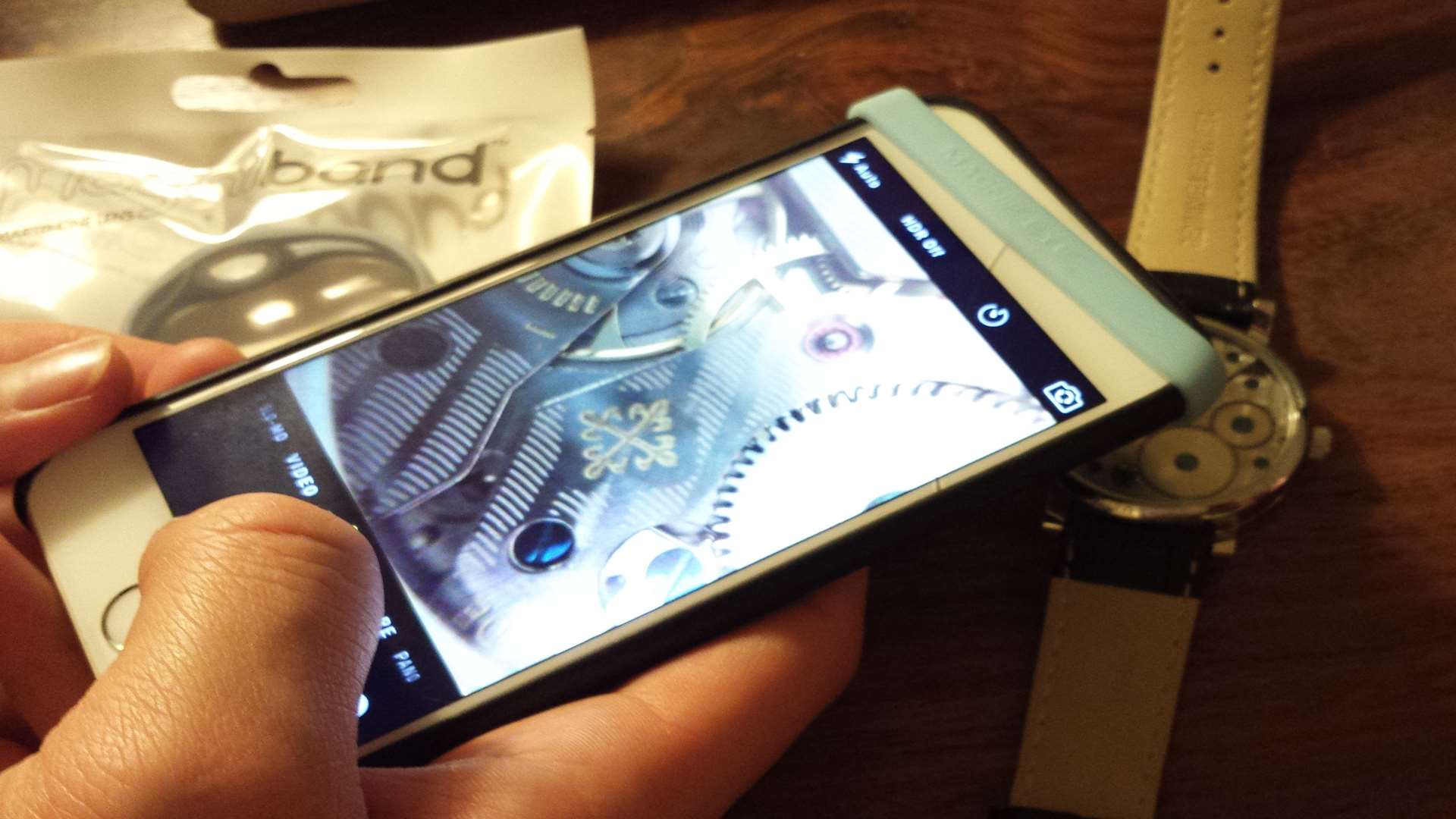 With the Magniband, the smartphones's ability to take close up photography is vastly improved
