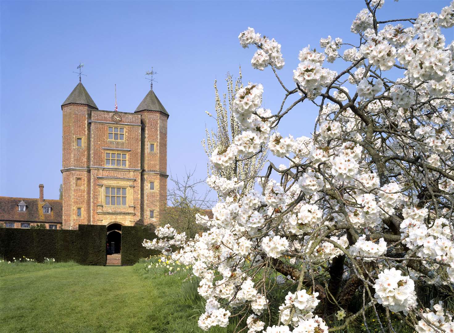 Enjoy a spring visit to the renowned gardens at Sissinghurst. Picture: © National Trust Images / David Sellman