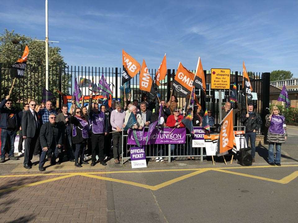 Protestors from the GMB Union picketed the Halley School in Kidbrooke (10276777)