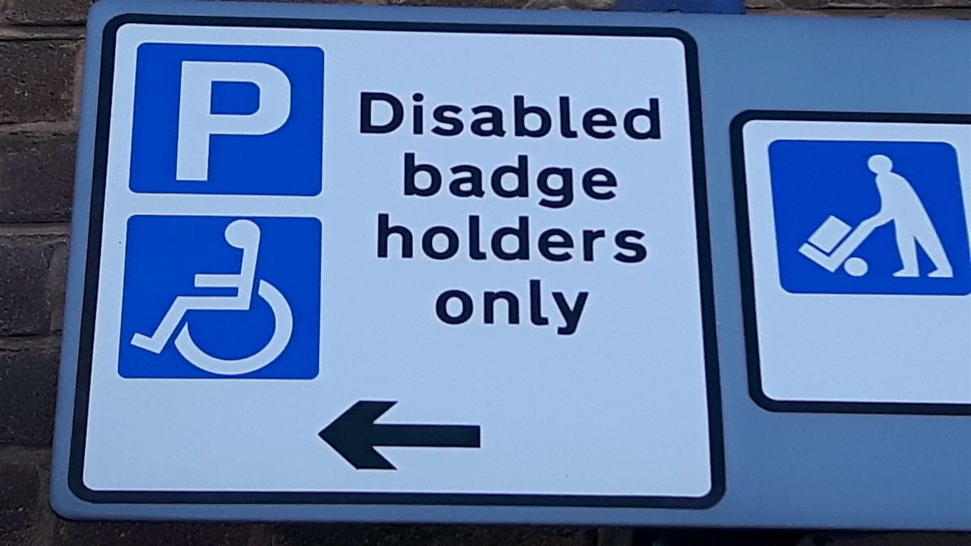 A disabled blue badge sign