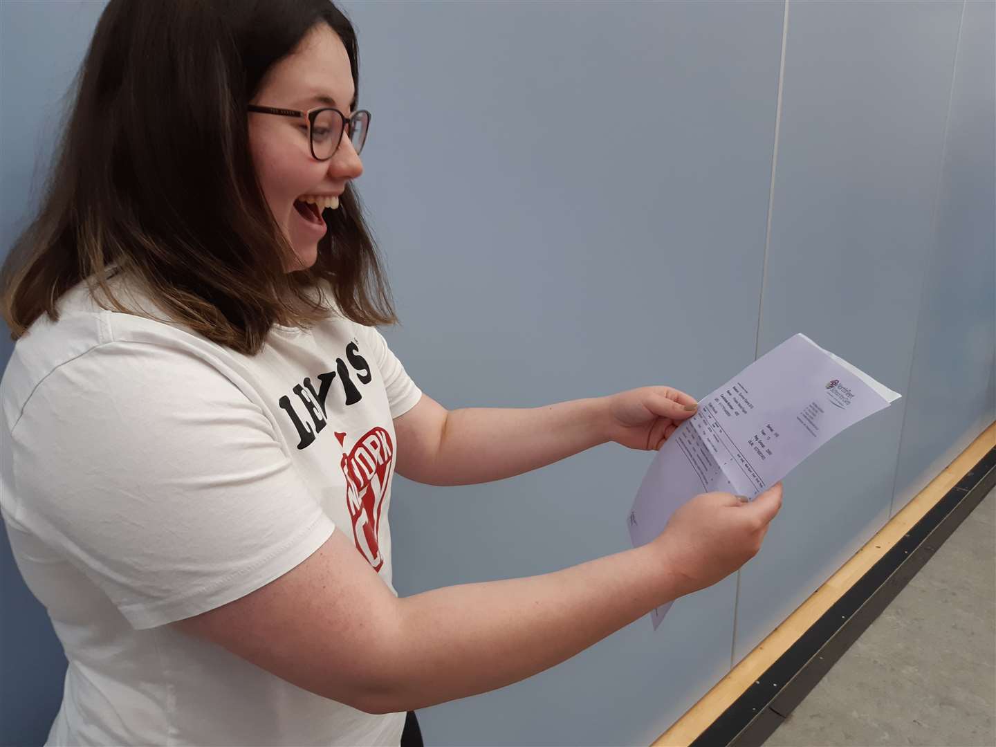 Phoebe Fogarty opening her exam results (15288569)
