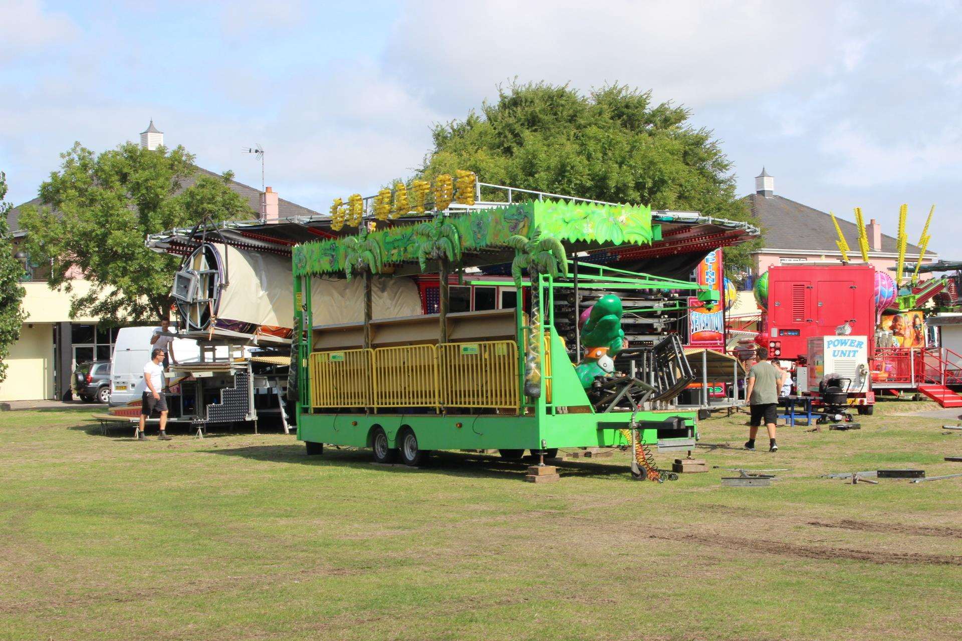 The funfair sets up at Beachfields, Sheerness (3628234)