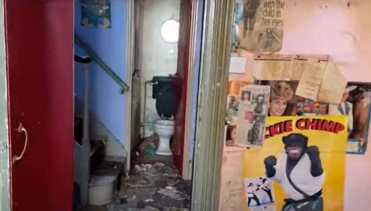 A toilet on the first floor.  Image: Clive Emson / YouTube
