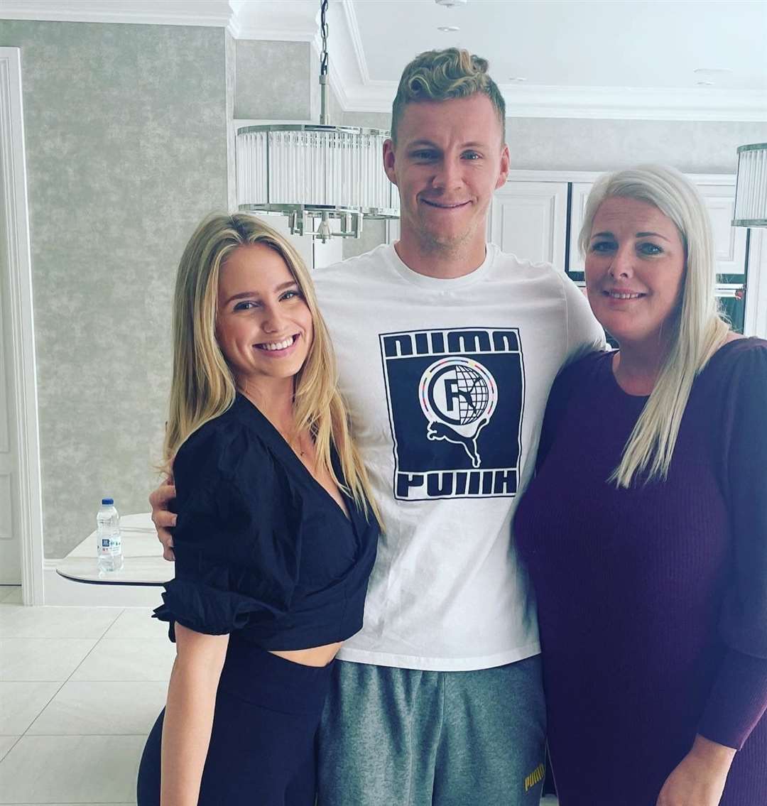 Bernd Leno with wife Sophie (left) and charity owner Anita Marinelli (right). Photo: Anita Marinelli