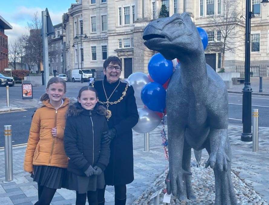 Allington Primary School pupils Molly Davies and Lyla Geeves with Maidstone mayor Cllr Fay Gooch and Iggy