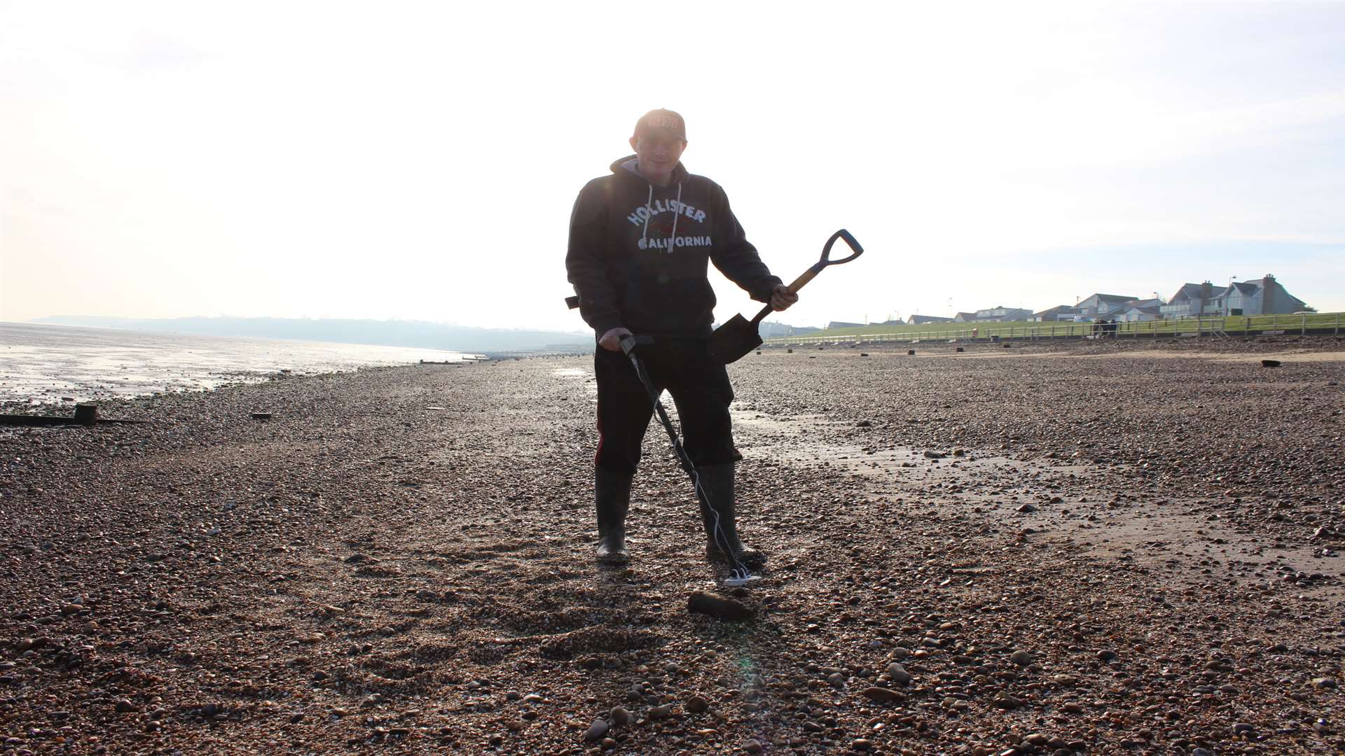 Gary Underdown on the Minster Leas with this metal detector