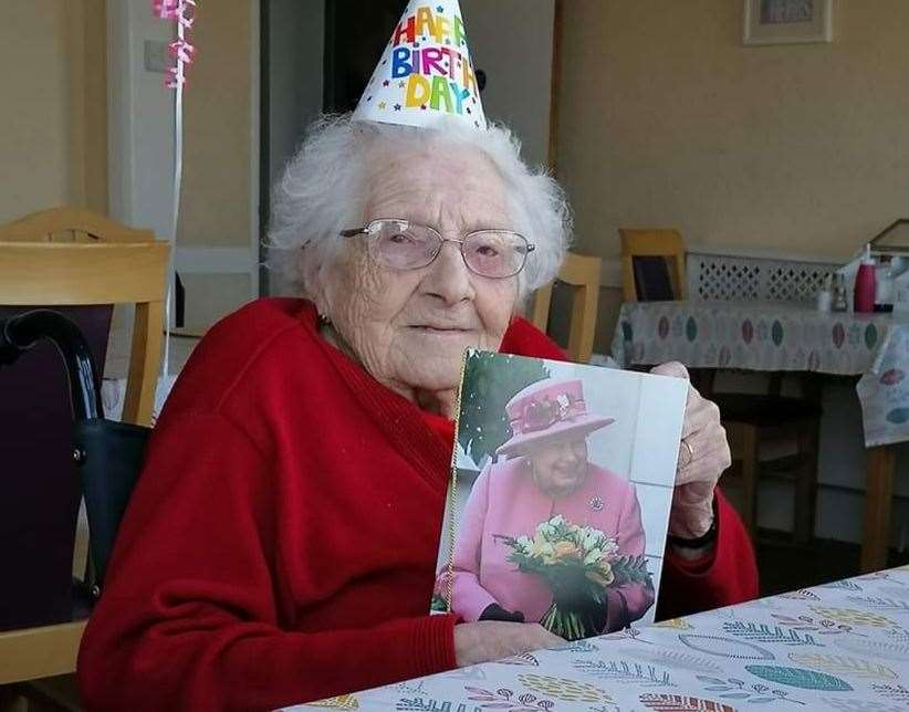 Dorothy posing with the card she received from the Queen marking her one-hundredth birthday (34301378)