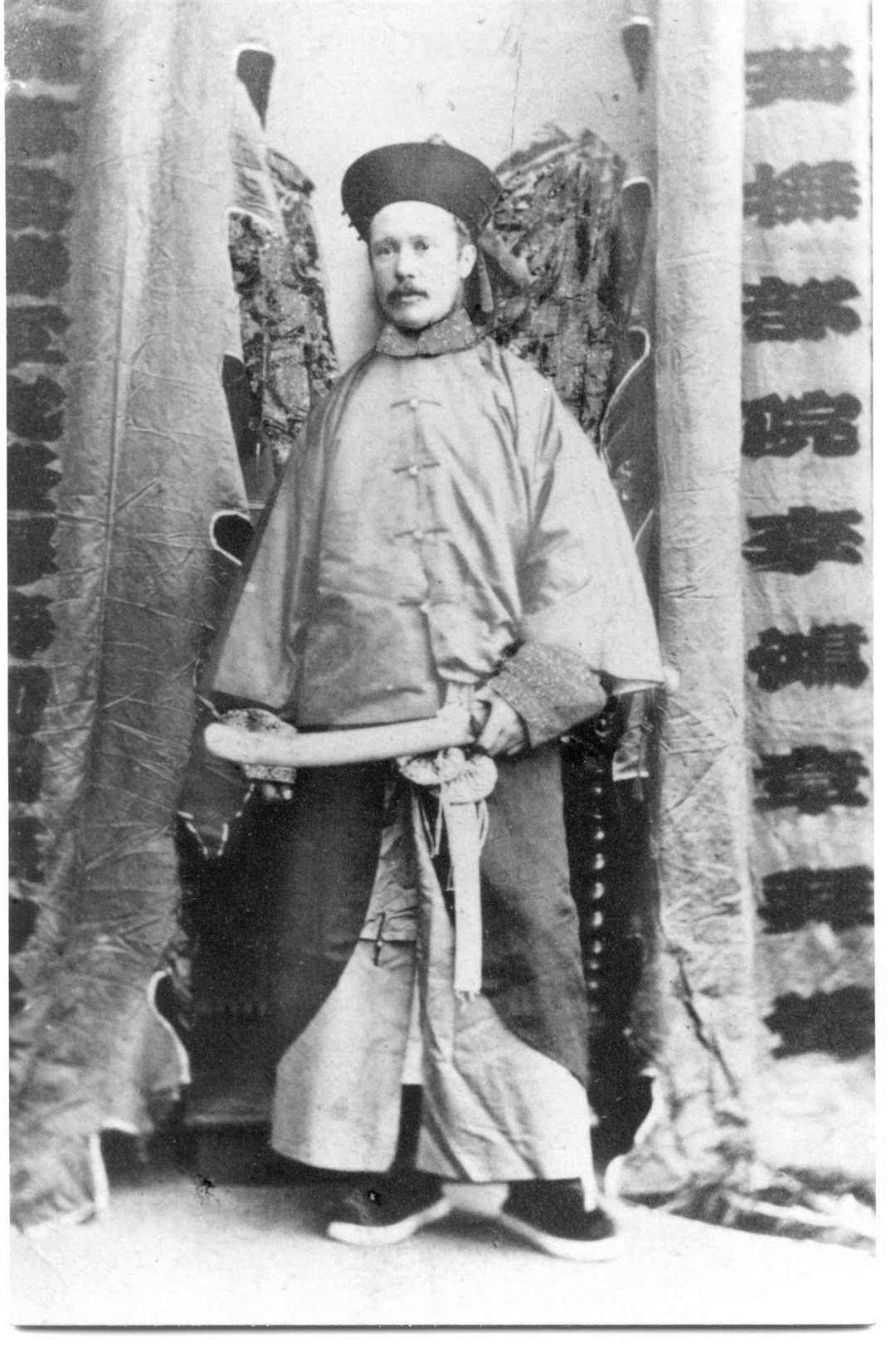 Charles Gordon, est représenté dans la veste jaune que lui a décernée l'empereur chinois et qui se tient au Royal Engineers Museum de Gillingham.  Image : Musée royal des ingénieurs
