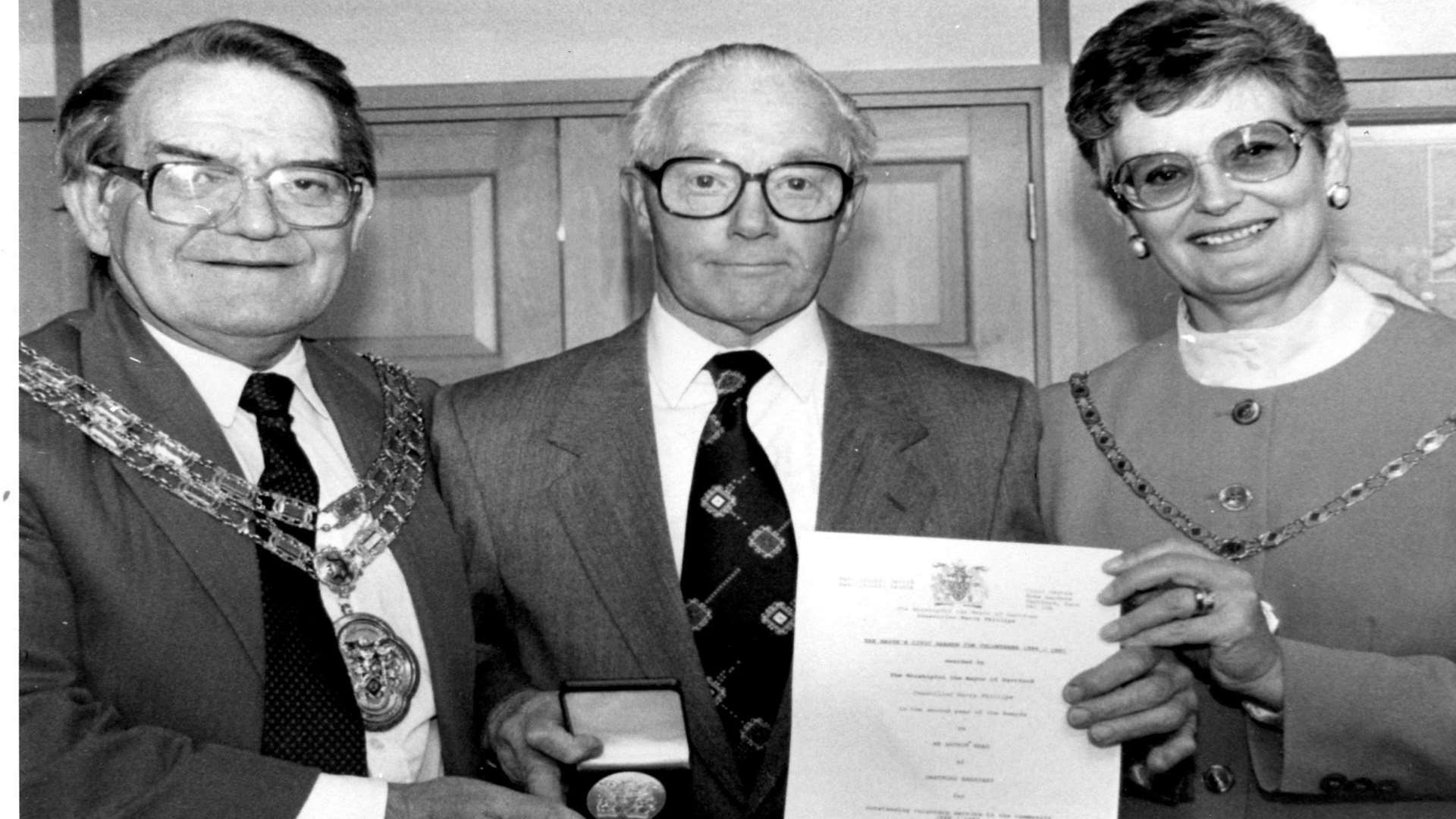 Arthur Head receiving his Civic Award from the Mayor of Dartford, Cllr Harry Phillips in 1997