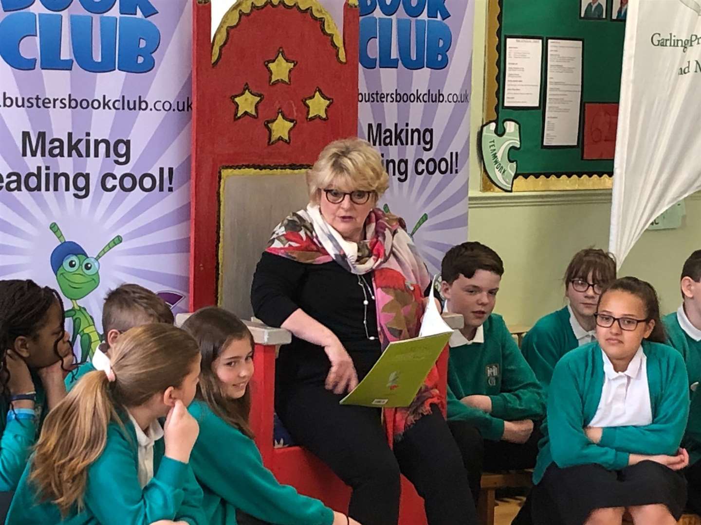 Brenda Blethyn reading to pupils at Garlinge Primary School and Nursery (9319698)