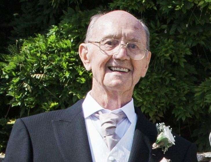 Gravesend tug engineer Dennis McCarthy passed away with Covid-19 aged 90