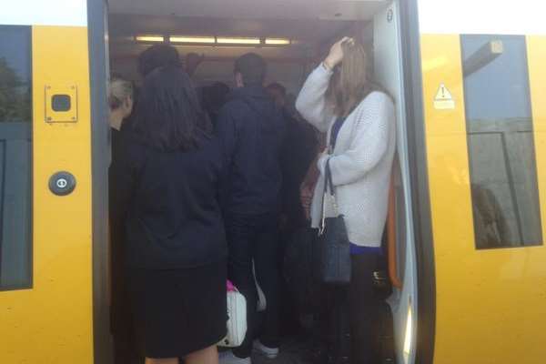 Commuters struggle to get onto this Southeastern train to Victoria. Picture: @MissCharlieB