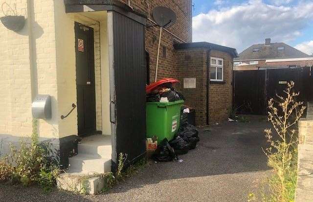 I didn’t see anyone using the side entrance while I was in – it looks as if the bin might have been missed this week