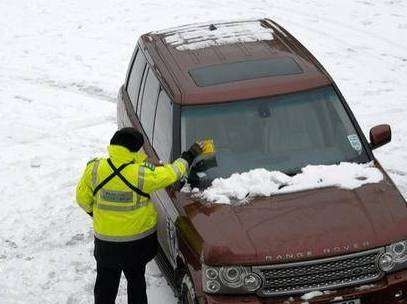 4x4 is given a parking ticket during heavy snow in Folkestone