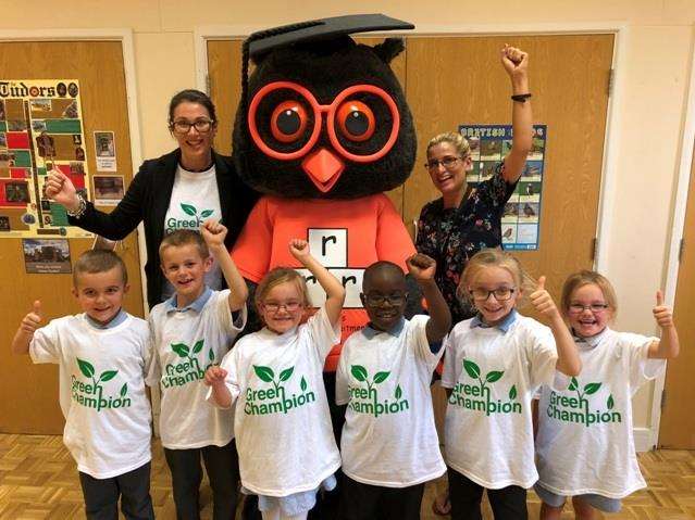 Leah Mcdonald and mascot Reggie of 3R’s Teacher Recruitment with deputy head teacher Mrs Cooper (right) and pupils of New Road Primary School, Chatham (4528818)