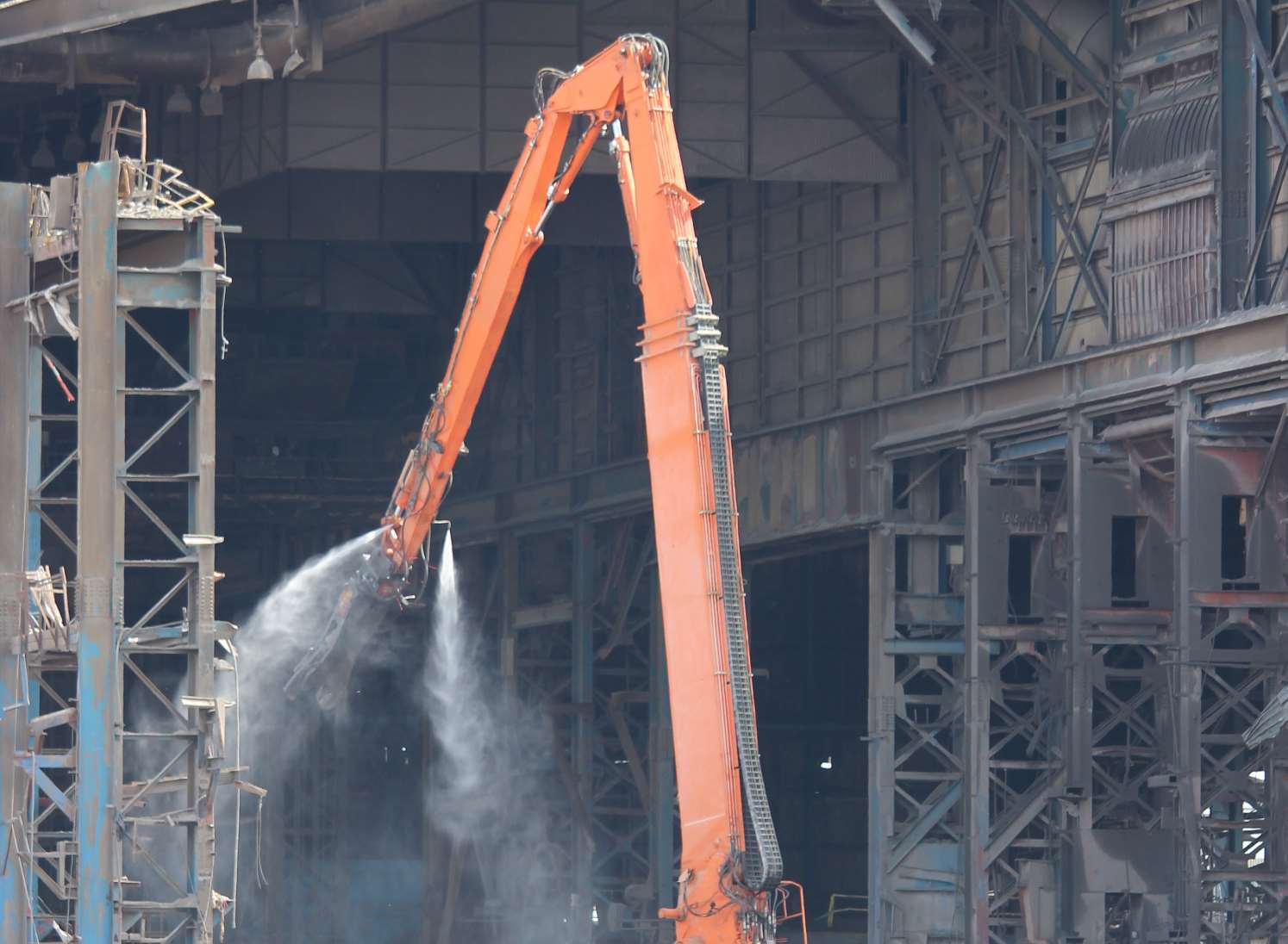 Watch it come down: this giant crane uses water jets as it rips down the steel skeleton.