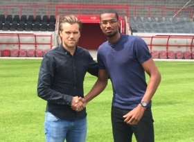 Ebbsfleet manager Daryl McMahon with new signing Danny Mills