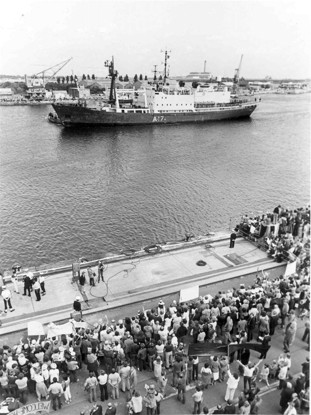 Crowds greet the return of HMS Endurance returning to Chatham Dockyard from the Falklands Islands. August 20, 1982. Picture: KMG