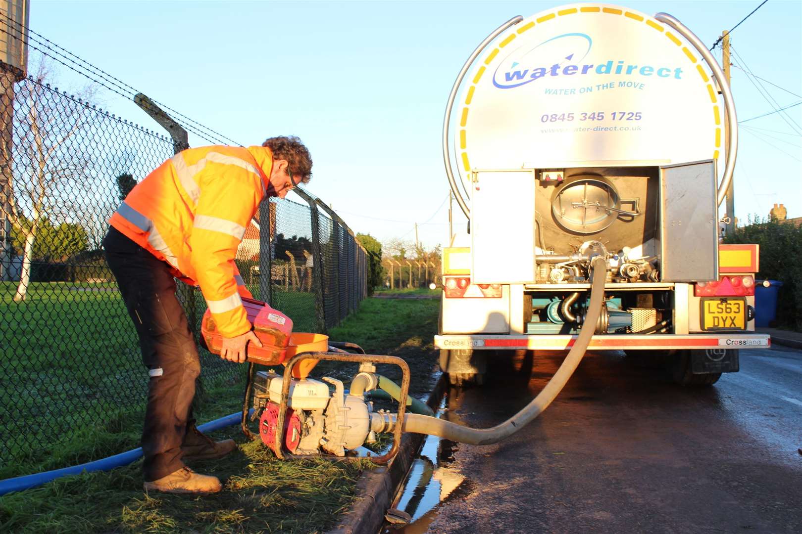 An engineer tries to refill the reservoir at Chequers by pumping water from a tanker in January 2016