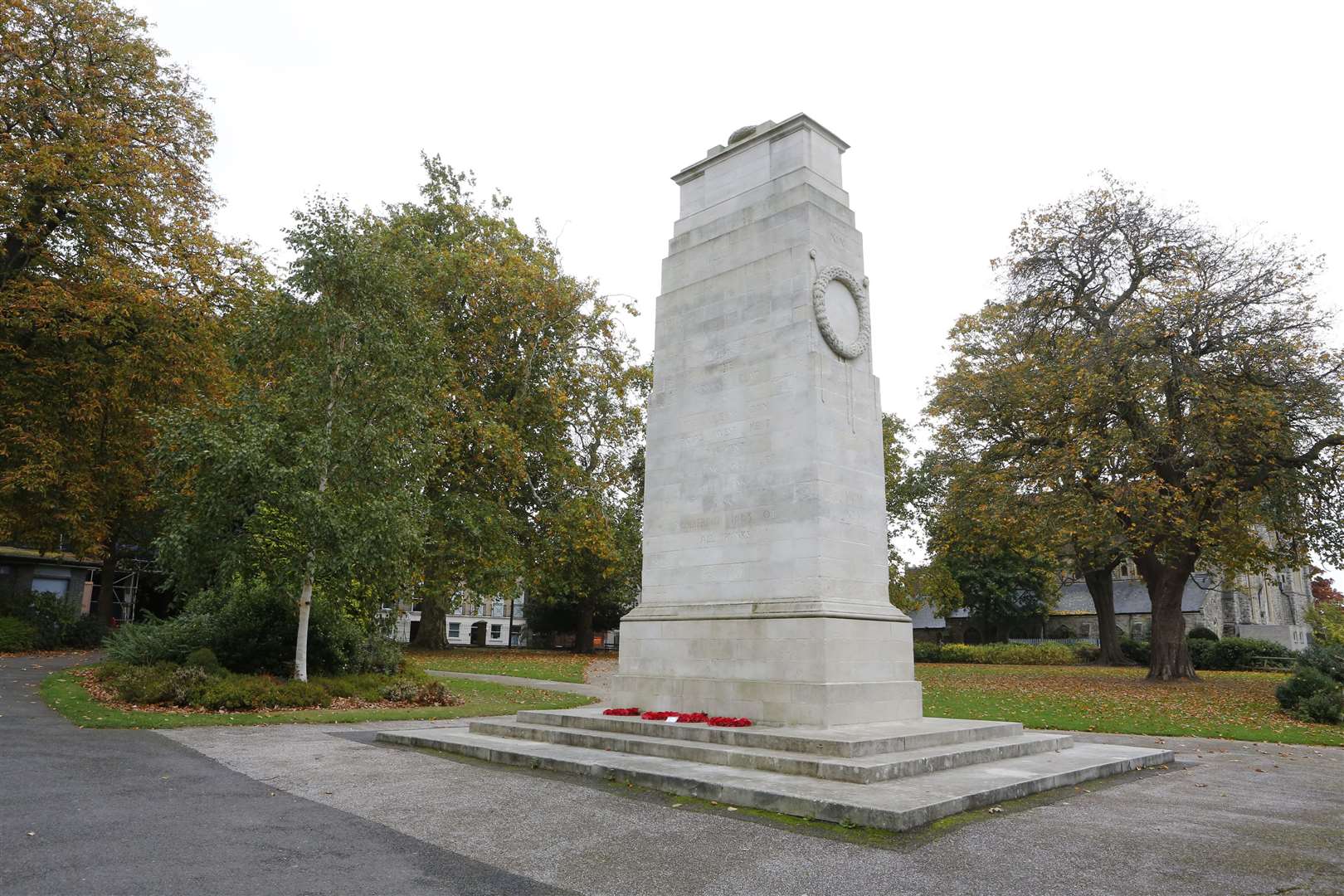 The gardens contain a cenotaph by Edward Lutyens that is a replica of the one in Whitehall
