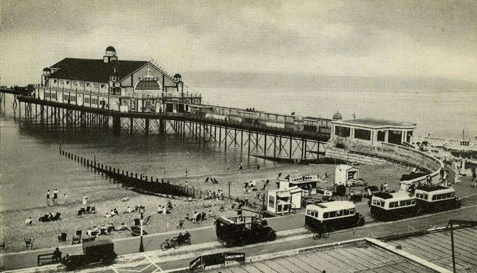 An image of the pier at some point between 1932 and 1939