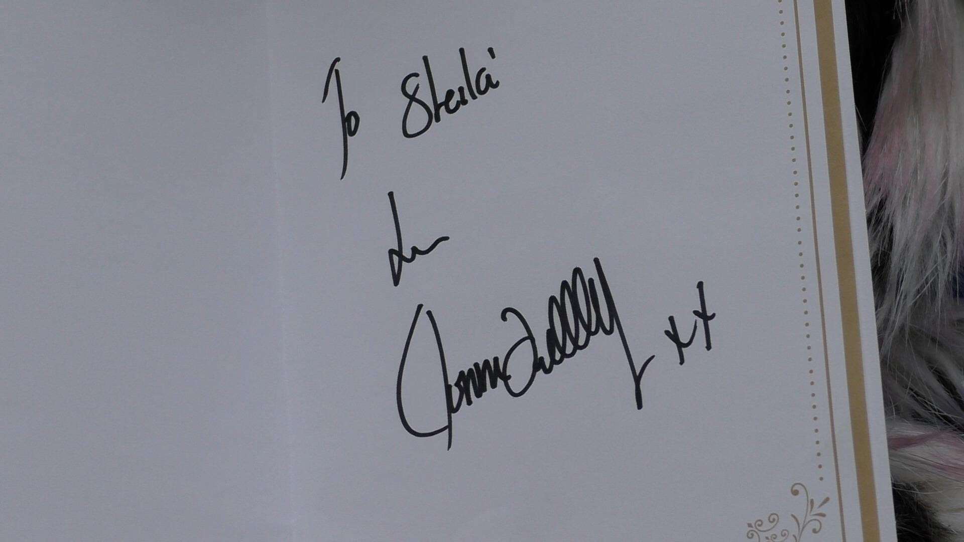 Ronnie signed a Christmas card for Shelia (6117463)
