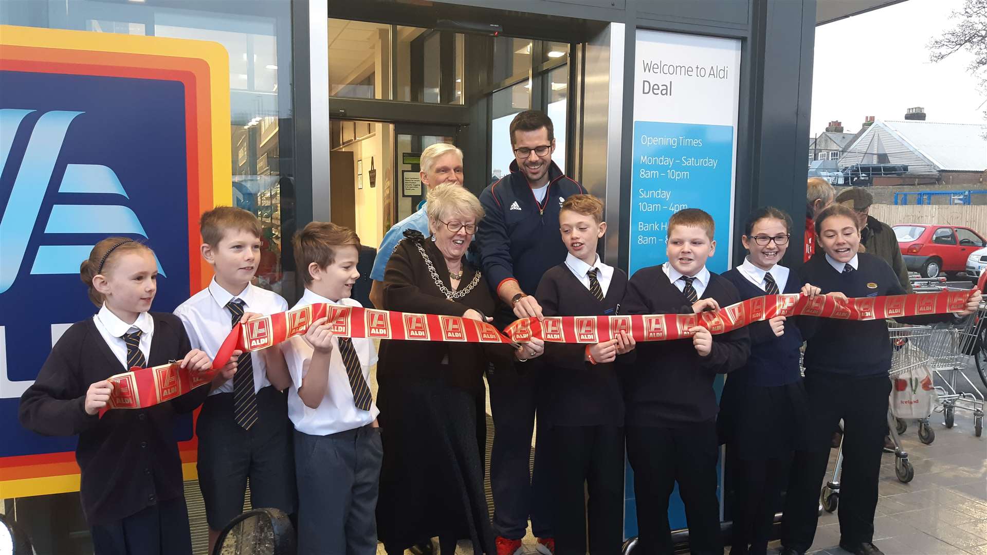 Warden House Primary School pupils joined the Mayor of Deal Eileen Rowbotham and Olympic rower James Foad to cut the ribbon