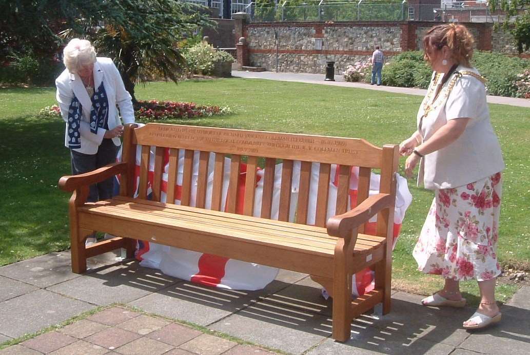 Previous mayor Sue Jones and deputy mayor Ronnie Philpott unveiling the bench in 2009