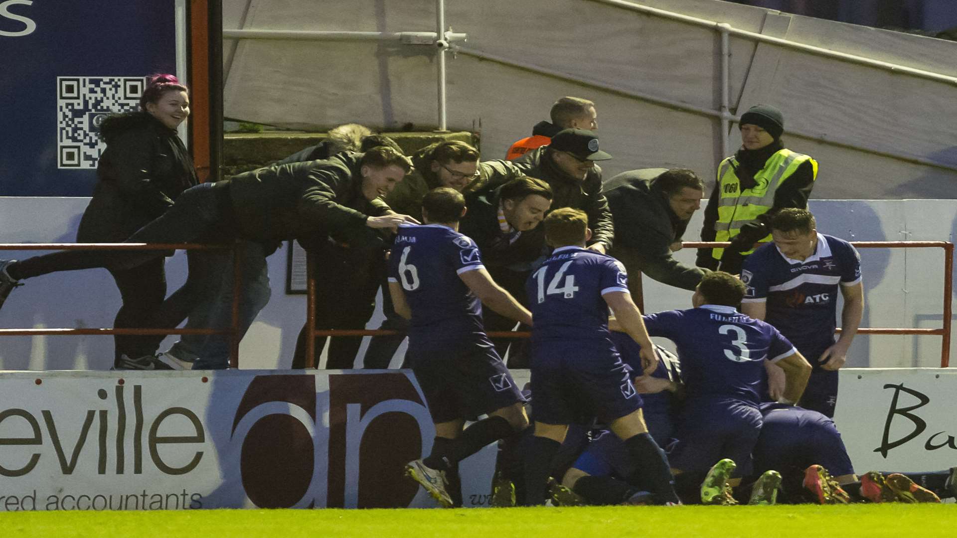 Margate celebrate Lewis Taylor' stoppage-time winner at Stonebridge Road Picture: Andy Payton