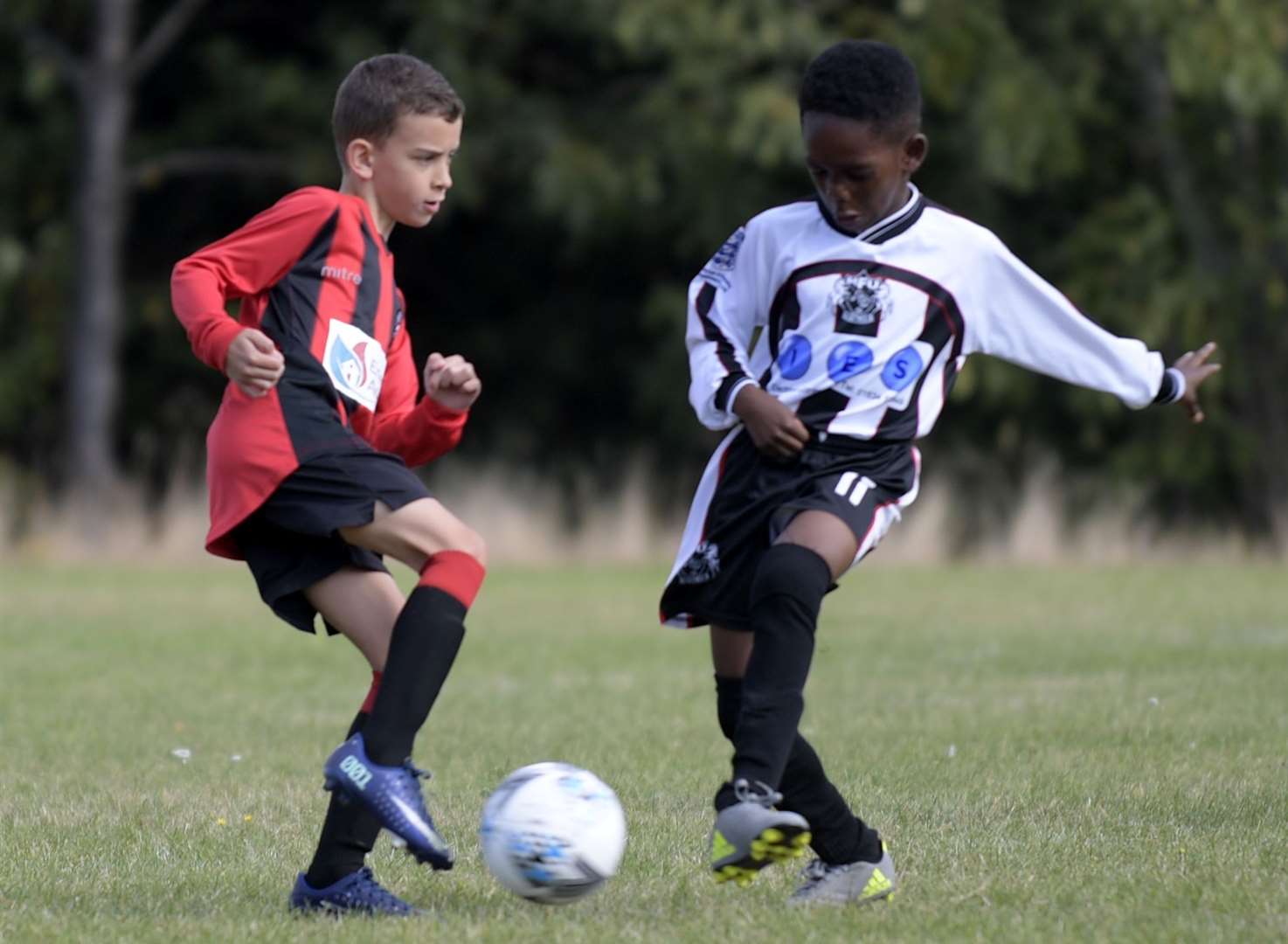 Rainham Kenilworth under-9s (red) go toe-to-toe with Milton & Fulston United under-9s. Picture: Barry Goodwin (42331499)