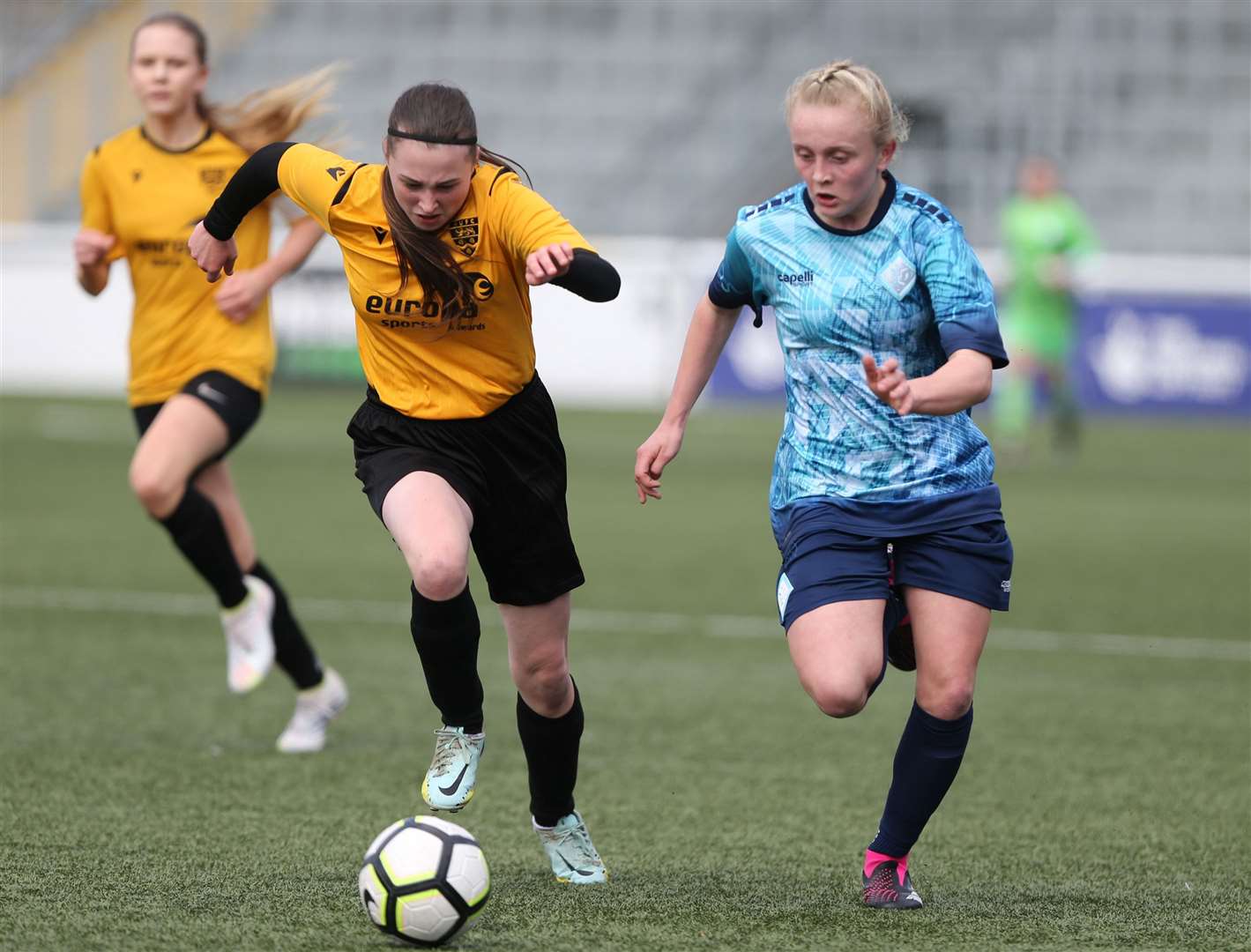 London City Lionesses under-14s' Sienna Loom on the charge down the left wing. Picture: PSP Images