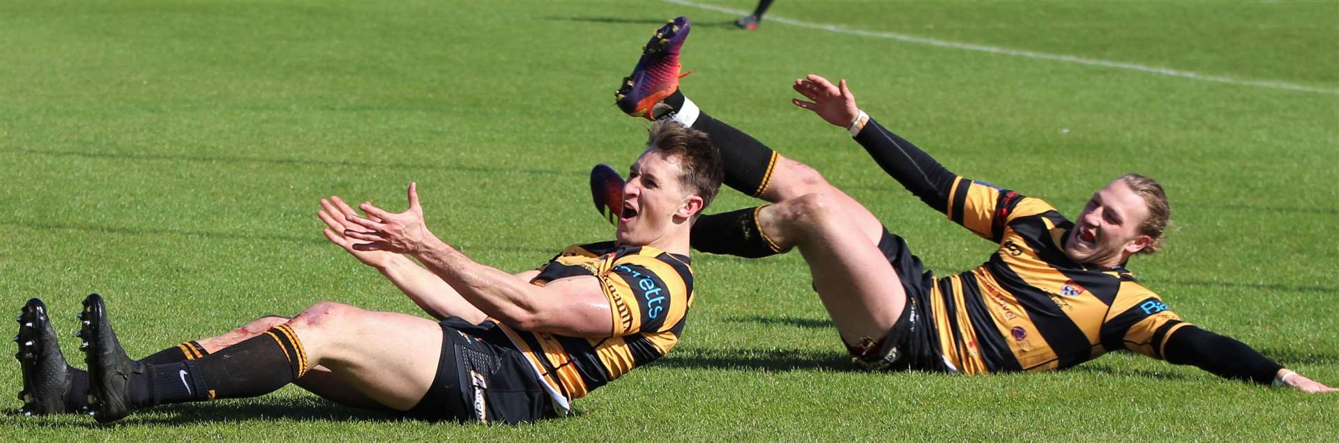 JJ Murray celebrates scoring his breakaway try with Harvey Young Picture: Phillipa Hilton